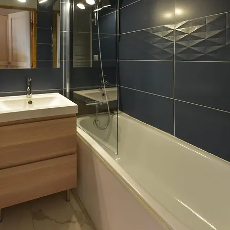 With Panoramic View In - Welkeys Apartment
